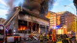Vasto incendio a San Basilio: fiamme in ex ristorante, colonna di fumo visibile in zona