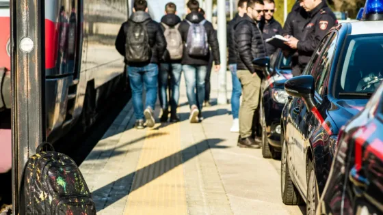 Stazione di Belgioioso: 21 giovani denunciati per aver bloccato e imbrattato una studentessa
