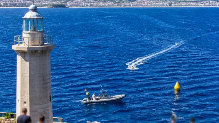 A 69 anni completa la traversata dello Stretto: arrivato a Punta Faro in un'ora