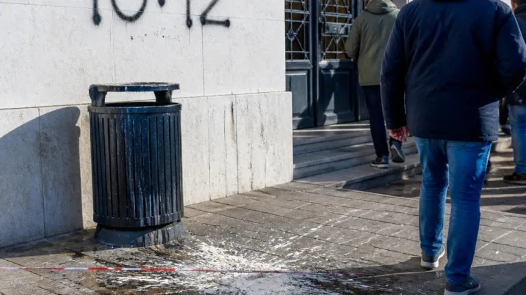 A Brescia la scritta «10:12» sulla sede Pd: il partito parla di provocazione e intimidazione