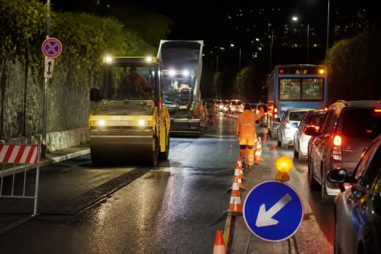 A Como lavori notturni sulla Garibaldina: una settimana di asfaltature e possibili rallentamenti
