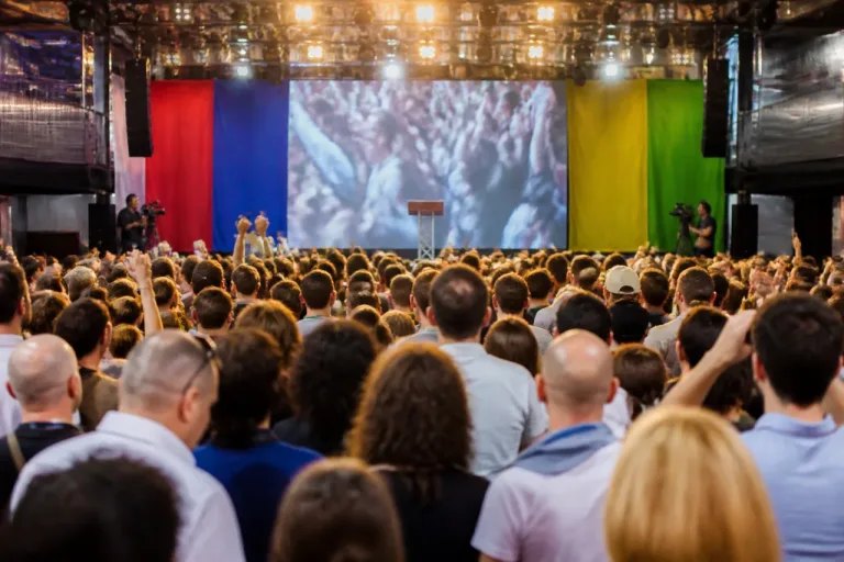 A Latina oltre mille persone accolgo l’atteso ritorno pubblico di Enrico Tiero