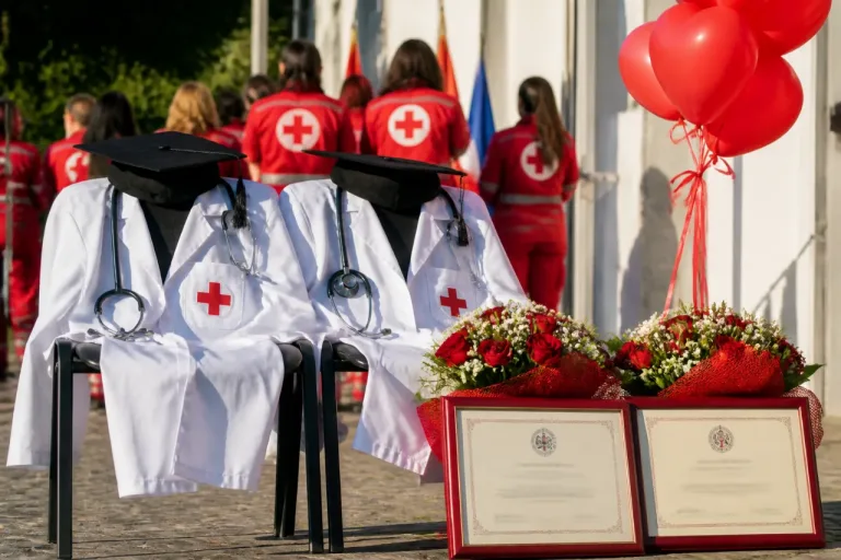 A Massa due nuovi medici da 110 e lode: volontari della Croce Rossa pronti al camice