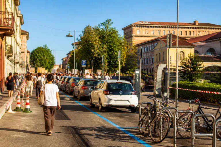 A Pavia nuovi stalli blu tra stazione e San Matteo: gratuità estiva, pagamento da ottobre