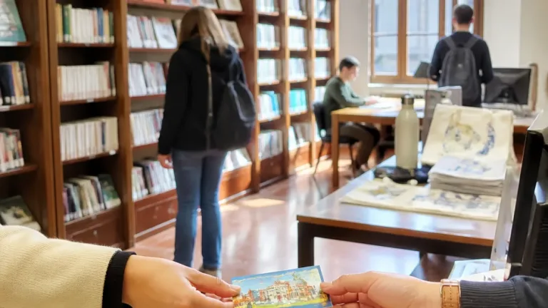 A Pistoia la biblioteca lancia un 'gratta e vinci' per chi prende un libro in prestito