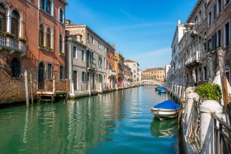 A Venezia una bambina salvata dagli agenti della polizia locale vicino al Ponte degli Scalzi