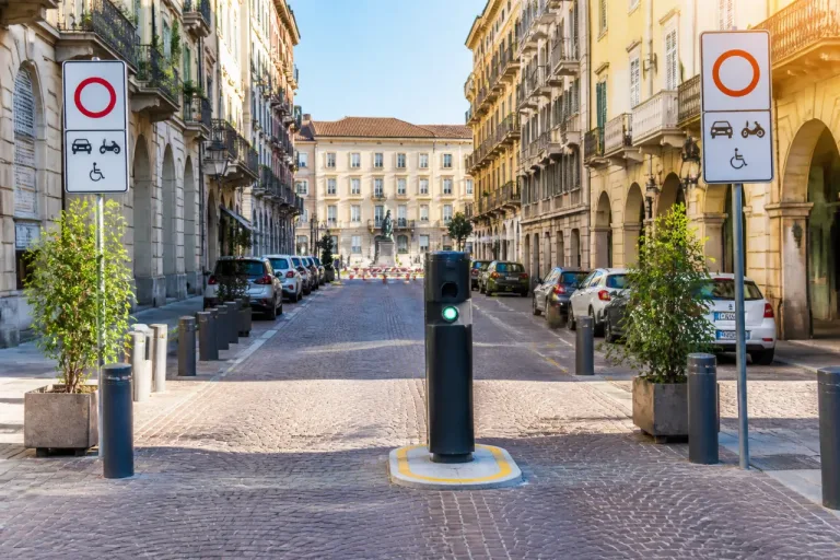 Ad Alessandria riapre il varco APU di via San Giacomo: nuovo assetto della circolazione in centro