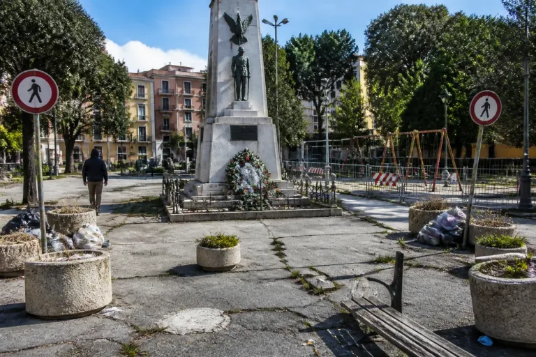 Albenga, lo stato di abbandono di piazza Enzo Tortora solleva criticità sul decoro e la manutenzione