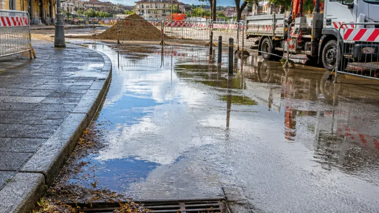 Allagamenti a Prato, interrogazione su manutenzione reti e polemica sui lavori in Piazza della Stazione