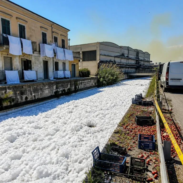 Schiuma bianca e odori insopportabili: nuovo episodio di inquinamento del Sarno a Scafati