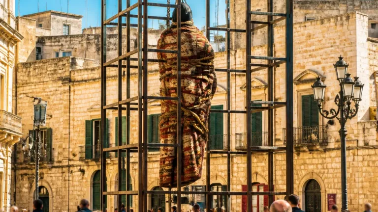 Andria, in Piazza Catuma l’opera «Liscio come l’odio» scuote il Festival Castel dei Mondi