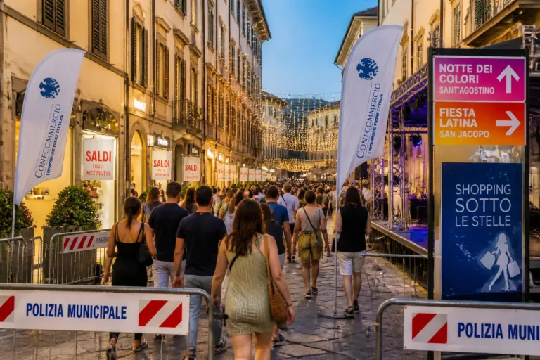 Arezzo, il centro storico si accende: Shopping sotto le stelle e saldi fino a mezzanotte