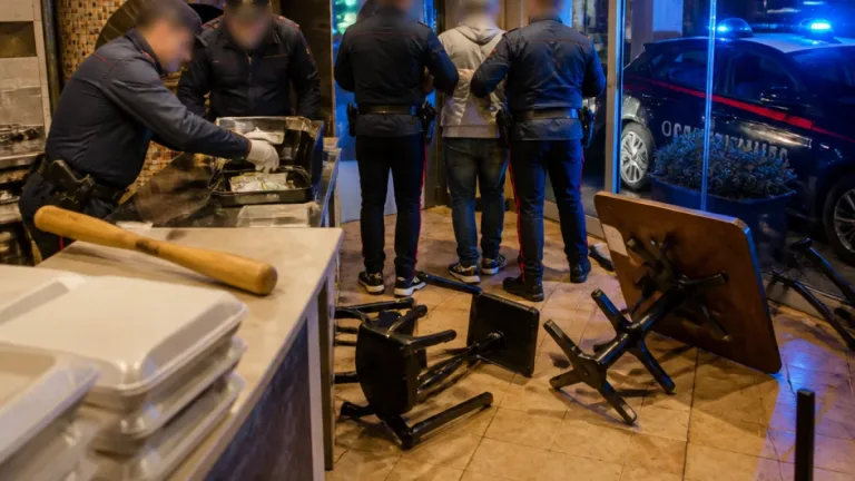 Arresto ad Adro per sequestro ed estorsione: la vittima tenuta in pizzeria, cinque indagati