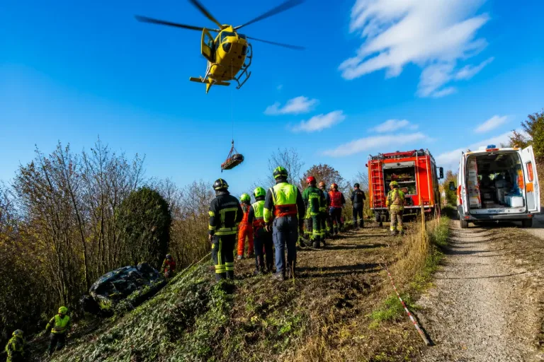 Auto precipita in scarpata a Osteria Nuova: donna recuperata con verricello e portata in ospedale