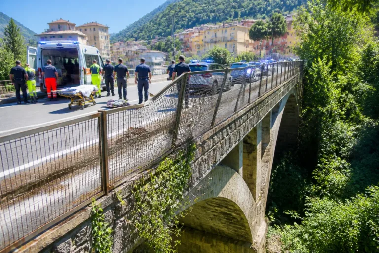 Avellino, donna soccorsa sul ponte della Ferriera: fermato il volo dalla vegetazione