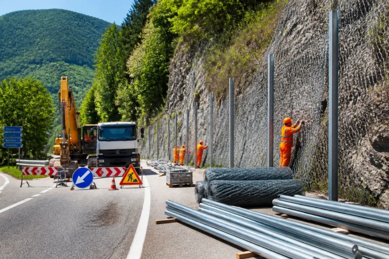 Avviata la posa delle barriere paramassi sulla Sp15 ad Armorano: chiusure e orari dei cantieri