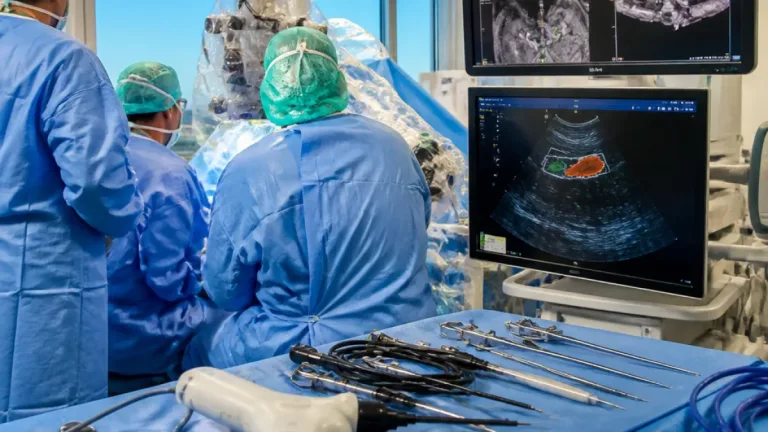 Bari, al Policlinico intervento endoscopico salva la vista di un paziente di 82 anni