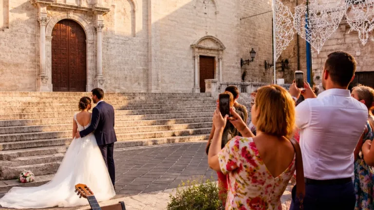 Bari, Alfa regala una serenata improvvisata davanti a San Sabino agli sposi