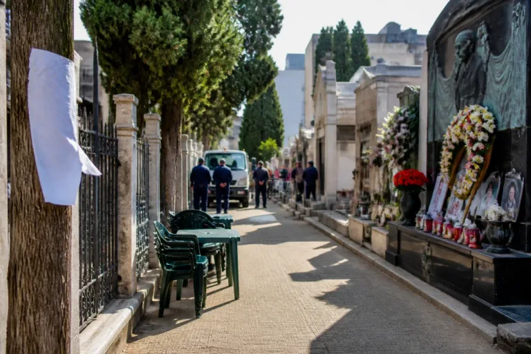Bari, ordinanza sul cimitero: via arredi abusivi entro 20 giorni, primo monitoraggio già avviato