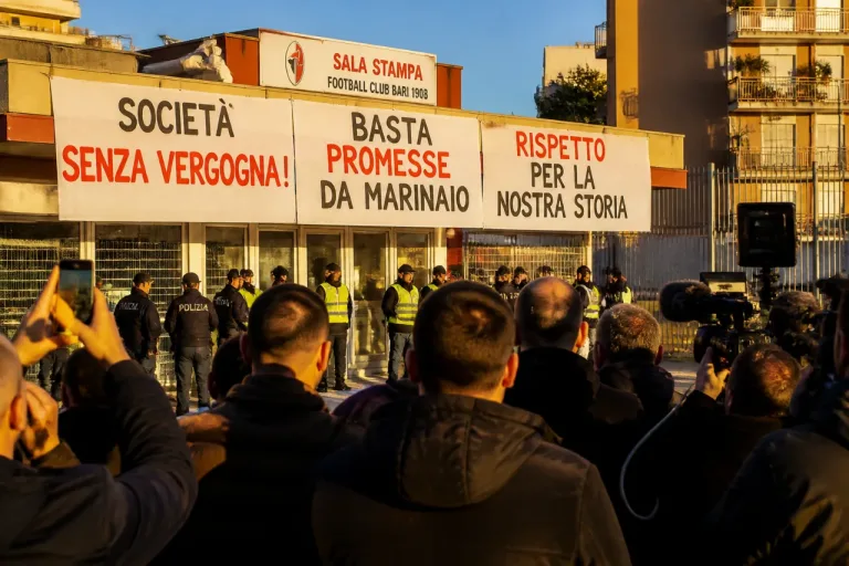 Bari, tensione fuori dalla conferenza: gli ultras espongono striscioni contro la società