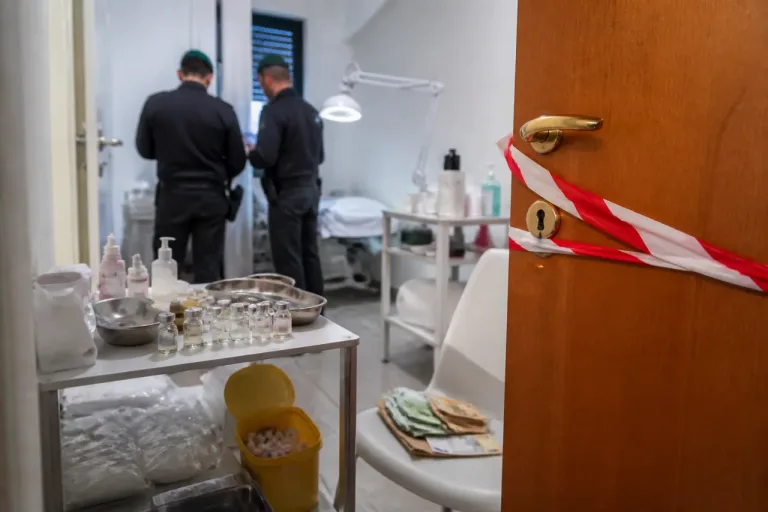 Bergamo, scoperto centro di chirurgia estetica abusivo: aghi sporchi e farmaci sequestrati