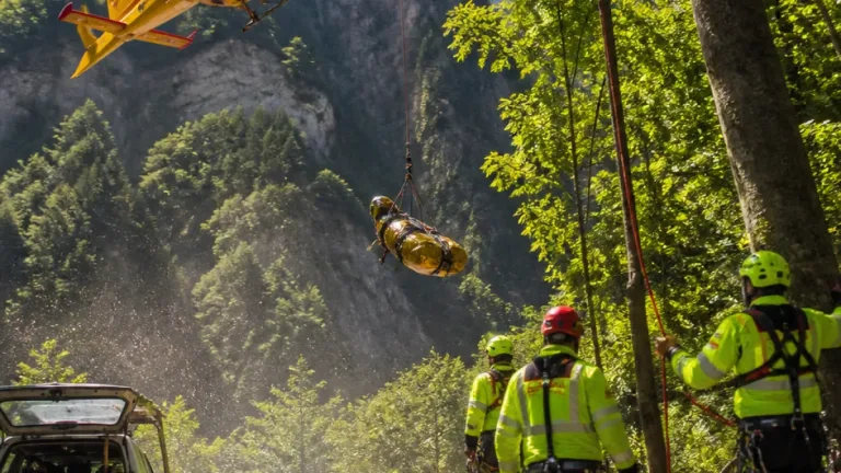 Bimbo di 9 anni scivola in un salto boschivo a Raveo: trasportato in elicottero a Udine