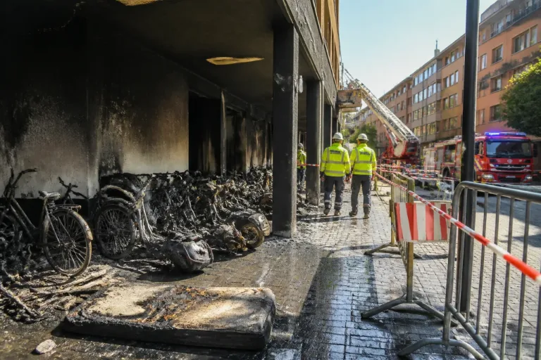 Bologna, incendio doloso in via Amendola: tre fermati e verifiche sulla stabilità dell'edificio