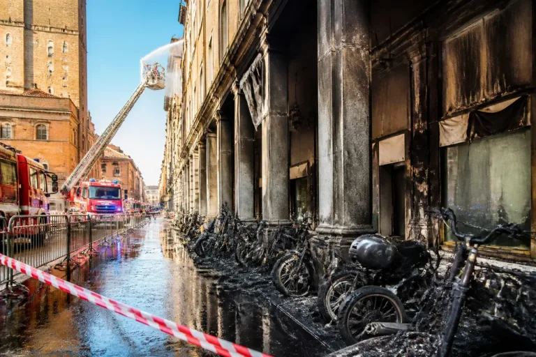 Bologna, rogo in via Amendola: bici e scooter distrutti, evacuato un palazzo