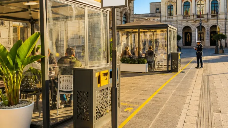 Brindisi approva nuove regole per i dehors: più spazio per le attività, più controlli sul suolo pubblico