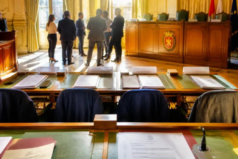 Caltanissetta, quattro consiglieri lasciano FdI e costituiscono il gruppo «Identità e Futuro»