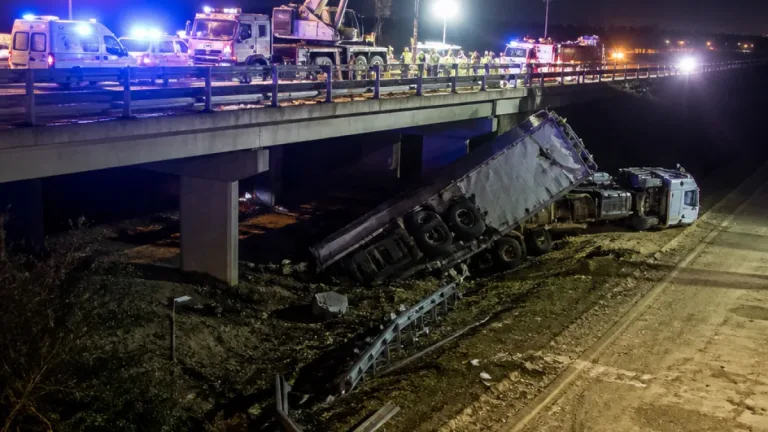 Camion precipita da un cavalcavia sulla SS7: morto un autotrasportatore alle porte di Matera