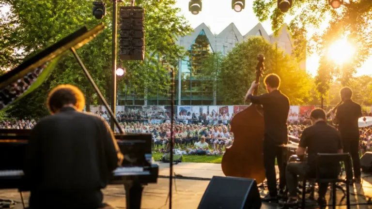 Carlos Santana a Pordenone il 17 luglio 2027: musica internazionale alla Capitale della cultura