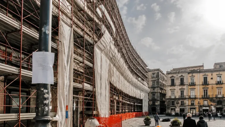 Caserta, impalcature in Piazza Dante: rebus su tempistiche e responsabilità dei lavori