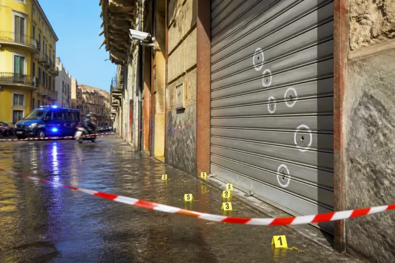 Catania, colpi di pistola su una macelleria a Cibali: indagini su possibile intimidazione