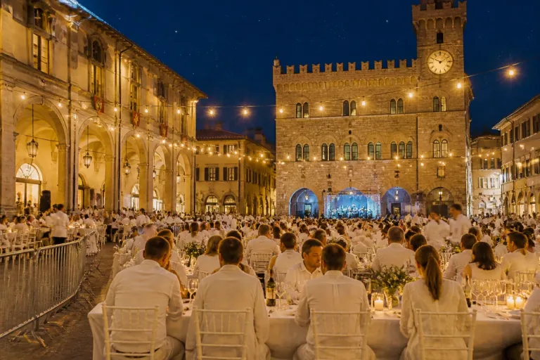 Cena in bianco: Piazza Grande si trasforma in salotto elegante per la serata del 9 luglio