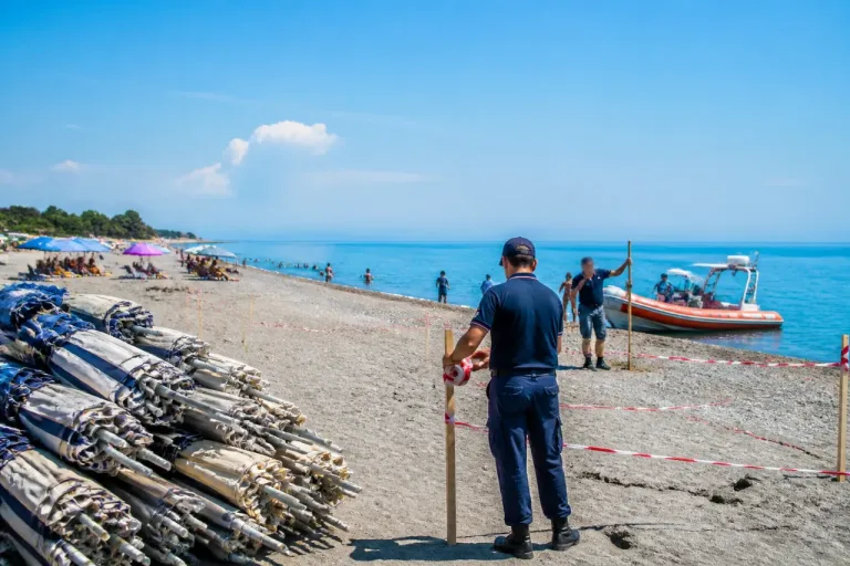 Cirò Marina: sgomberati 2.800 m² di spiaggia, tre titolari denunciati