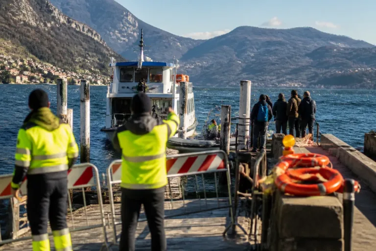 Como, allarme sui pontili: volontari della Guardia Costiera presidiano gli attracchi
