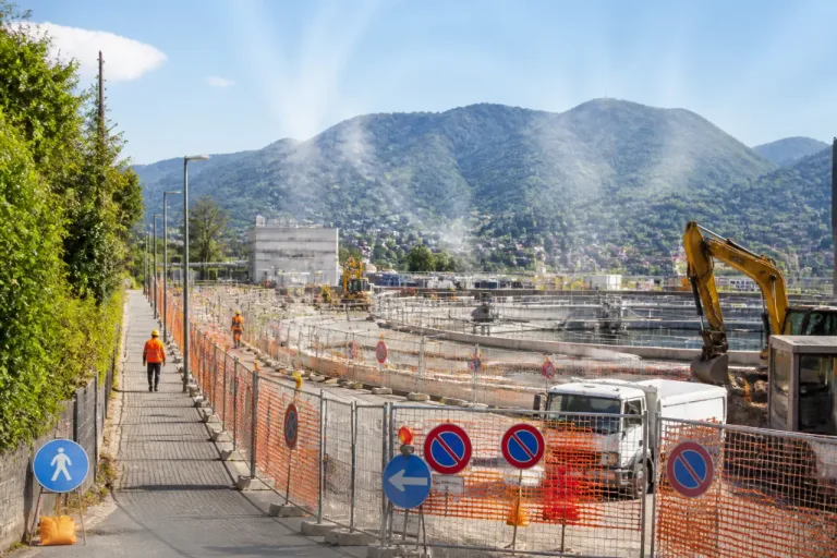 Como, un mese di lavori al depuratore: possibili odori e divieti di sosta in via Regina