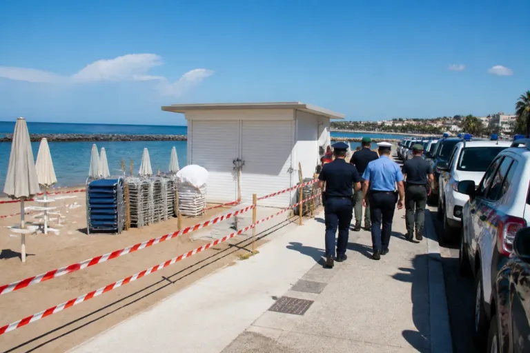Crotone, blitz interforze sul litorale: sequestro sul demanio e sanzioni oltre 17mila euro