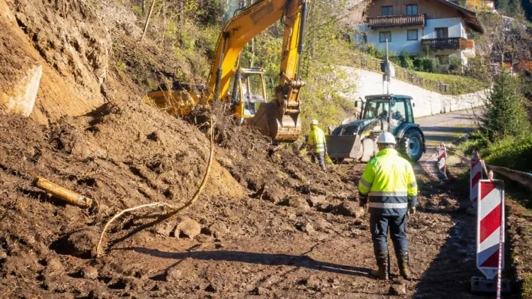 Due colate detritiche bloccano la SP 215 a Pampeago: ingenti depositi di terra e massi