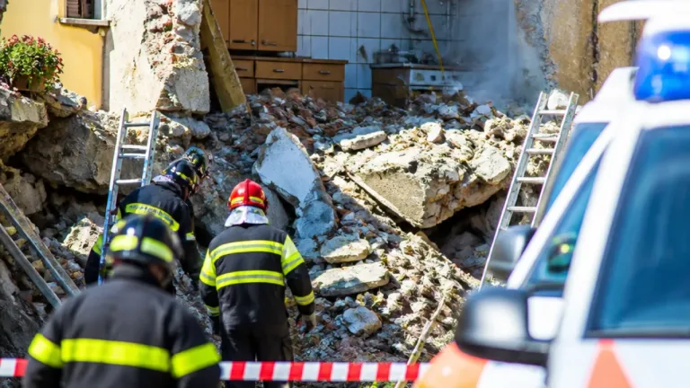 Esplosione ad Avezzano: due persone salvate, sospetto di azione volontaria sull'impianto del gas
