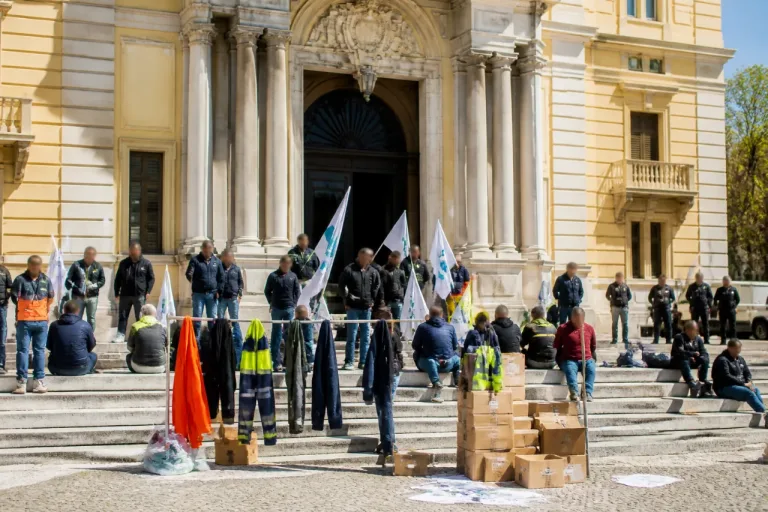 Ex ArcelorMittal, lavoratori in presidio davanti alla Provincia: chiedono soluzioni per il sito