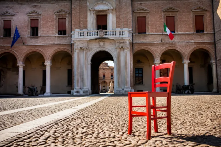 Ferrara, in caserma l’“Un posto occupato”: una sedia rossa contro la violenza
