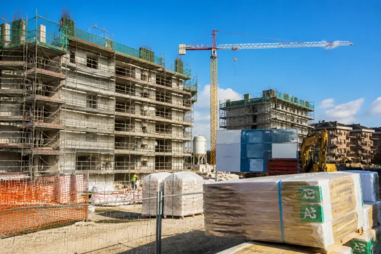 Ferrara, via ai lavori per le palazzine incompiute di via Scalambra: prime 30 case entro il 2027