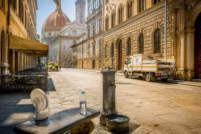 Firenze in codice rosso per il caldo: allerta e misure per proteggere gli anziani