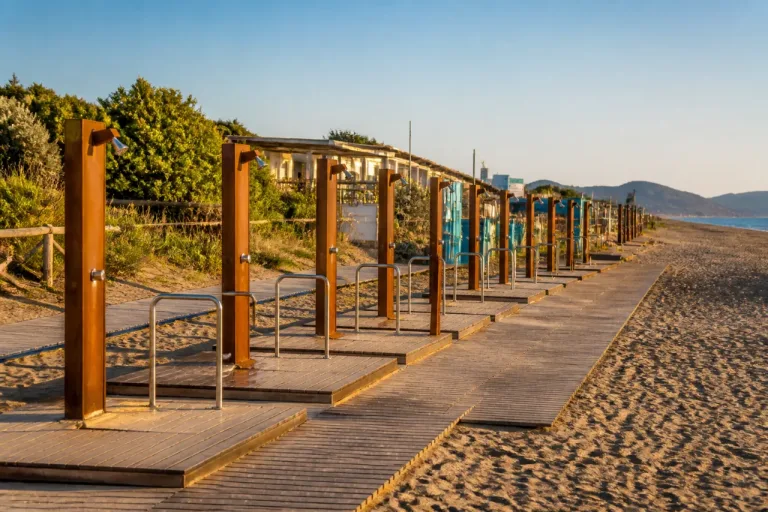 Follonica rinnova le docce delle spiagge libere: 11 postazioni in acciaio corten