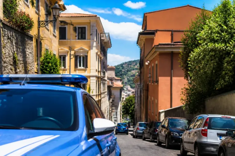 Frosinone, arrestato dopo una lite: si era barricato in casa e poi è fuggito sul tetto