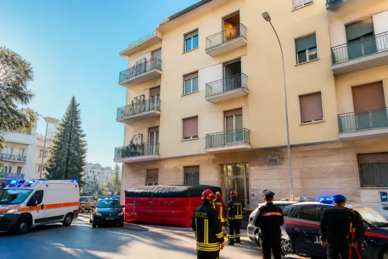 Frosinone: salvato dai Carabinieri un uomo che minacciava di lanciarsi dal quarto piano
