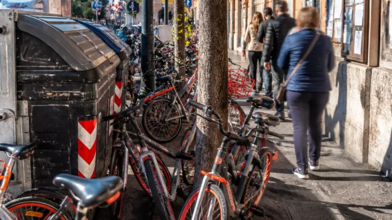 Genova, emergenza bici condivise: cassonetti e alberi usati come parcheggio e scattano le mozioni