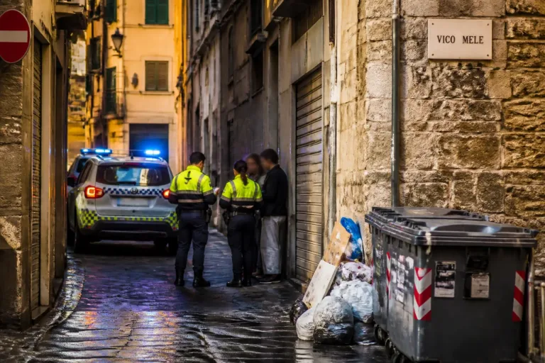 Genova, esposto di residenti del centro storico: «Degrado e spaccio, servono controlli»